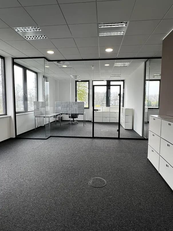 Gestalten Sie Ihre Büros mit den modernen Glaselementen von Studio 30 – Transparente und stilvolle Raumaufteilung