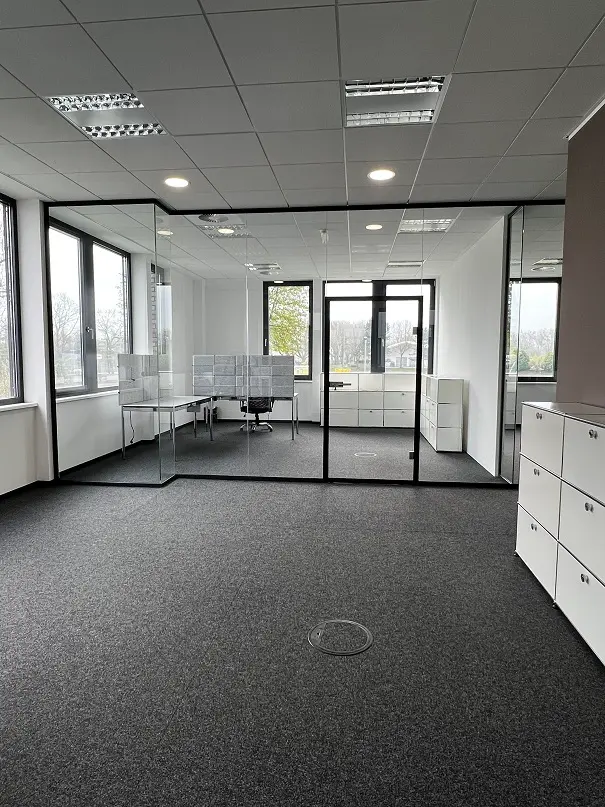 Gestalten Sie Ihre Büros mit den modernen Glaselementen von Studio 30 – Transparente und stilvolle Raumaufteilung