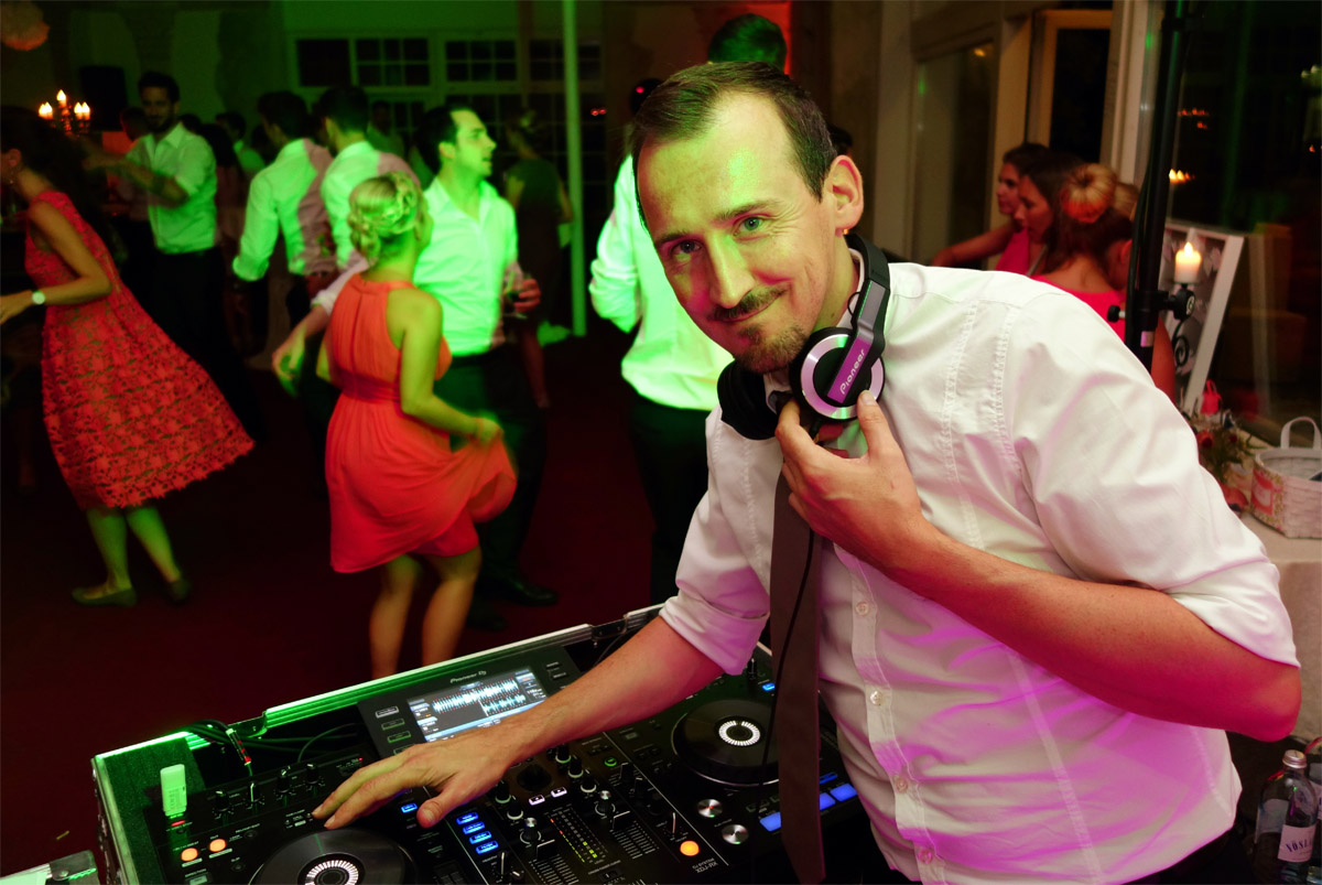 Magische Erinnerungen schaffen: Den richtigen Hochzeits-DJ für Ihren großen Tag auswählen