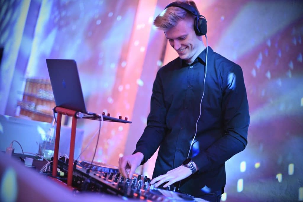 Harmony in Motion: Chroniken der Hochzeits-DJs