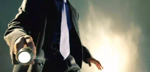 slider_mann_mit_taschenlampe-1200x577-1