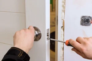 locksmith-install-the-door-lock-in-house--jpg